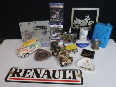 une table sur laquelle se trouvent de nombreux objets