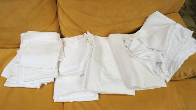 Un lot de nappes et serviettes blanches dont service damassé napp...