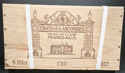une boîte en bois sur laquelle est dessiné un bâtiment