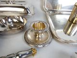 une assiette en argent avec une cuillère en argent, une assiette en argent avec une cuillère en argent, une assiette en argent avec une cuillère en argent et une assiette en argent avec une cuillère en argent