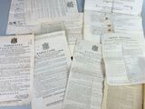 beaucoup de vieux papiers qui se trouvent sur une table