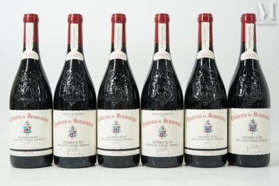 six bouteilles de vin sont alignées sur une table