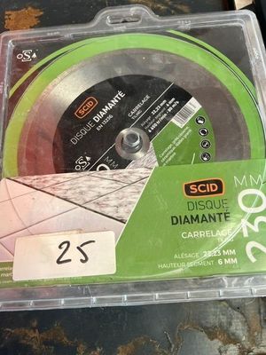 une boîte contenant une lame de scie circulaire, posée sur une table