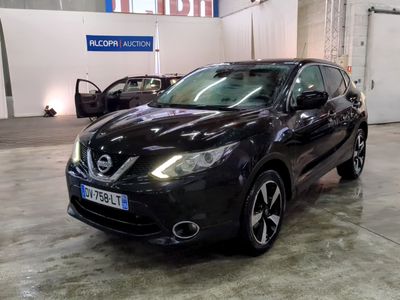 La Nissan QX Sport noire est garée dans un garage.