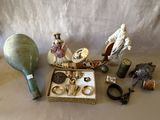 un grand nombre d'objets posés sur une table