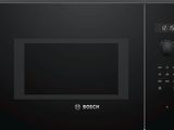 Le micro-ondes est noir et dispose d'un écran tactile numérique sur la porte.