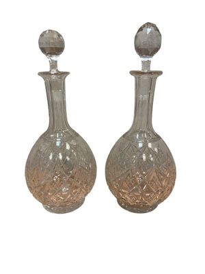 Paire de carafes en cristal taillé. Hauteur : 25.…