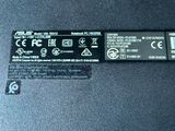 un gros plan sur la batterie d'un ordinateur portable posée sur une table