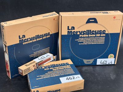 trois paquets de cigarettes posés les uns à côté des autres sur une table