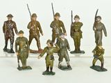 de nombreuses figurines représentant des hommes en uniforme militaire posées sur une surface blanche