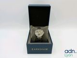 l'image d'une montre dans une boîte sur une surface blanche