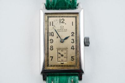 gros plan d'une montre sur une surface blanche