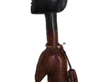 un canard en cuir marron portant un casque noir et un sac marron