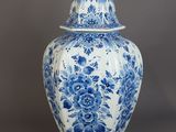 vase bleu et blanc sur lequel est perché un oiseau