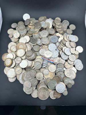 un tas de pièces d'argent sur une table noire