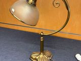 une lampe posée sur un bureau, à côté d'un clavier