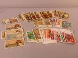 de nombreux types de timbres sur la table