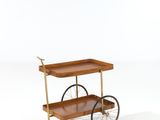 une image représentant une charrette en bois munie de roues, posée sur une surface blanche