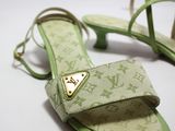 sandales vertes Louis Vuitton ornées d'un triangle doré sur le talon