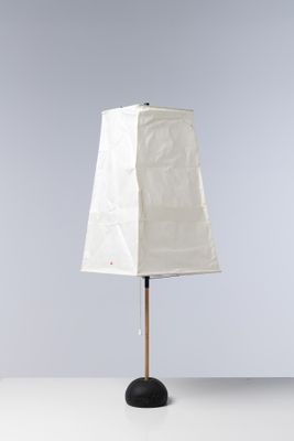 une lampe noire et blanche surmontée d'un abat-jour blanc