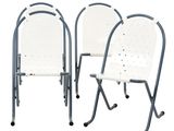 trois chaises blanches à roulettes sont alignées les unes à côté des autres