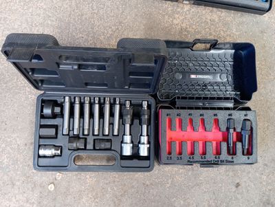 une trousse à outils posée par terre