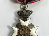 une image représentant une médaille ornée d'une étoile, suspendue à un ruban