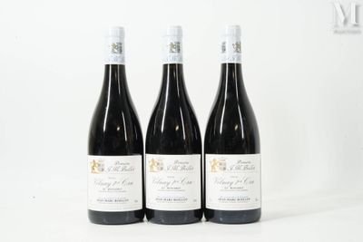 trois bouteilles de vin posées sur une table blanche