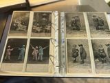 un vieux livre avec des images de personnes dessus
