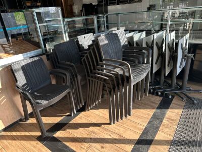beaucoup de chaises alignées en rang