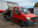 un camion rouge garé sur un parking