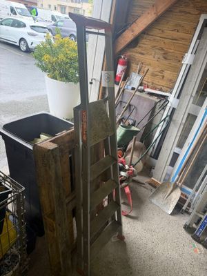 un tas de vieilleries dans un garage situé à côté d'un immeuble