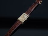 Gros plan sur une montre-bracelet avec un bracelet marron