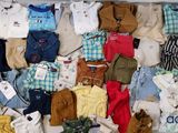une boîte remplie de vêtements pour bébés et de vêtements à vendre