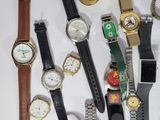 un grand nombre de montres posées sur une table