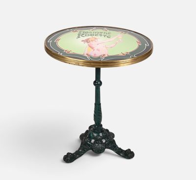 une petite table sur laquelle est posée la photo d'une femme