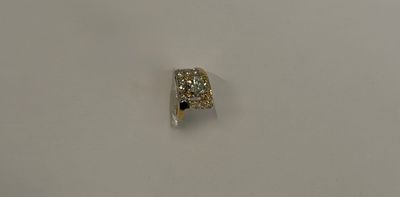 gros plan d'une bague en diamant sur une surface blanche