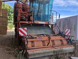 un tracteur garé à côté d'une balle de foin