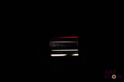 une photo d'un banc dans l'obscurité, la nuit