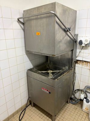 une photo d'une cuisine professionnelle équipée d'une grande friteuse