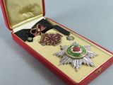 une boîte rouge contenant une médaille et d'autres objets