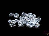 de nombreux diamants posés sur une surface noire