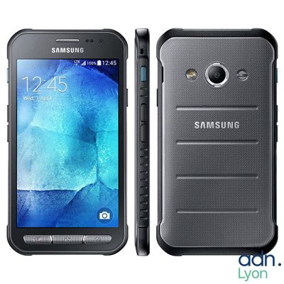un gros plan d'un téléphone Samsung Galaxy J2 noir