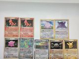 une pile de cartes Pokémon accrochées au mur d'une pièce