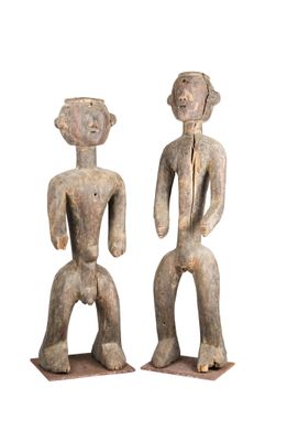 une paire de figurines en bois représentant un homme et une femme debout l'un à côté de l'autre