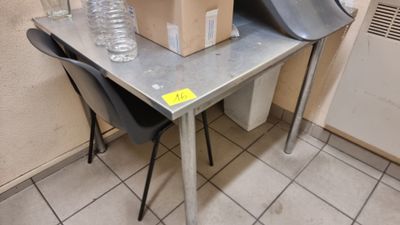 une table sur laquelle est posée une boîte, à côté de deux chaises