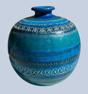 un vase bleu posé sur une table