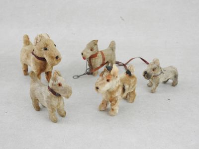 un petit groupe d'animaux en peluche posés sur une surface blanche