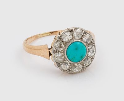 une bague en or sertie d'une turquoise entourée de diamants