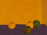 tableau représentant trois pommes posées sur une table, avec un mur jaune en arrière-plan